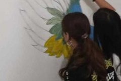 Николина-и-Андреа-украшавају-зид